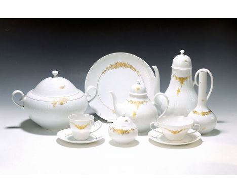 Kaffee- und Speiseservice für 12 Personen, Rosenthal, Modell Romanze in Gold, Entwurf Björn Wiinblad, 1970er J.,  2 Kaffeekan