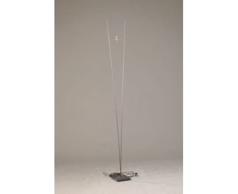 Ingo Maurer, Stehlampe 'Ilios', Entwurf von 1983,  zwei grazile Metallstreben mit einer dünnen Querverbindung, schwarz, Fuß a