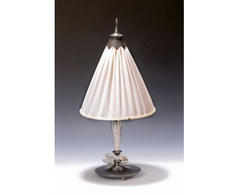 Art-Deco-Lampe, wohl deutsch, 1930er Jahre,  Metallfuß versilbert, stiltyp. Entwurf, eine Brennstelle, Stoffschirm, Funktion 