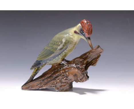 Fritz Heidenreich, Ausführung Rosenthal,  Specht auf einem Baumstamm sitzend, Modell 691, Unterglasurbemalung, Entwurf um 193