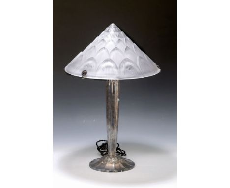 Art Deco-Tischlampe, Maurice Dufrene/Pierre D'Avesn, Frankreich, um 1920/30,  Metallfuß vernickelt, 2 Brennstellen, kannelier