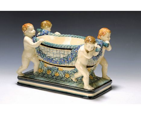 Jardiniere mit 4 Putten, Karlsruher Majolika, 1908-1930,  Modellnr. 1002, Entwurf Wilhelm Süs, vier Putten tragen ein grosse 
