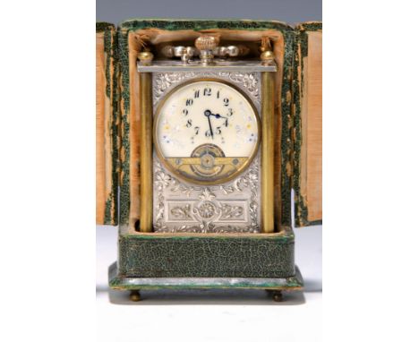 Kleine Reiseuhr im Etui, um 1900/10,  versilbertes Gehäuse, reich reliefiert mit tanzenden Feen und Putti, Werk Modell Hepdom