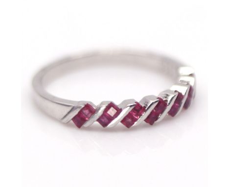 A 925 silver ring set with step cut rubies, (N.5).