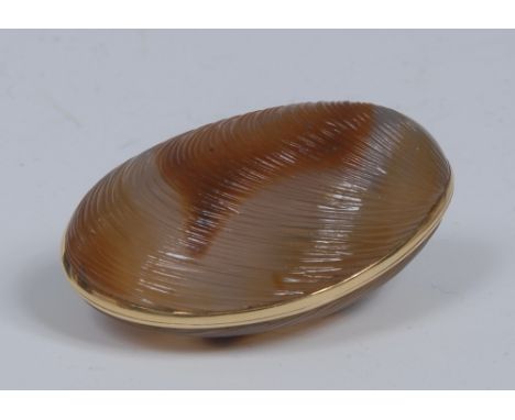 An 18ct gold mounted carved agate snuff box, as a mussel shell, 5.5cm wide 