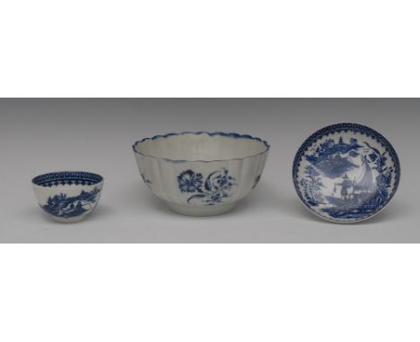 A Worcester The Gilliflower pattern fluted sugar bowl, decorated in underglaze blue, with cornflower sprigs, blue line border