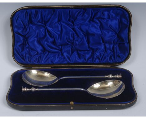 A pair of George V silver seal top fruit serving spoons, gilt bowls, 19cm long, William Hutton & Sons Ltd, Sheffield 1911, ca