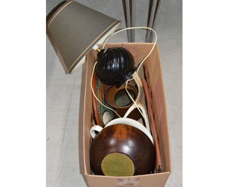BOX CONTAINING TABLE LAMP, ANTLER DISPLAY, DECORATIVE PLAQUE &amp; GENERAL CERAMICS  