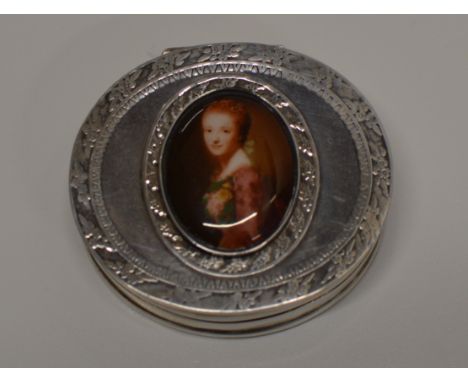 STERLING SILVER SNUFF OR PILL BOX INSET WITH A HAND PAINTED PORTRAIT PANEL OF A LADY, WITH LONDON IMPORT ASSAY MARK &amp; MAK