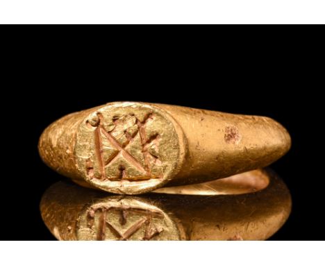 Ca. AD 600.A gold finger ring composed of a round hoop with a convex profile and gradually expanding shoulders. The flat beze