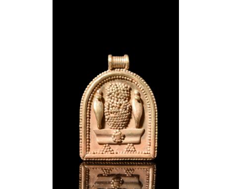 Ca. 7th-6th century BC.A gold pendant in the shape of a shrine with a filigree "Bottle Idol" flanked by two cobras (uraei) up