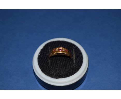 An 18ct gold ring set central ruby with diamond to either side, 1.7g.