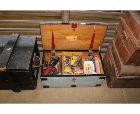 A wooden carpenters chest with internal tray and contents of various tools including hand braces, hammers, smoothing planes, 
