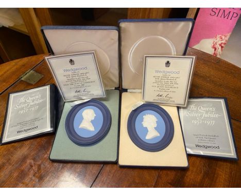 Pair of Boxed Wedgwood Portrait Medallions Approx 12cm x 10cm of HM Queen Elizabeth II Number 478 in a Limited Edition of 200