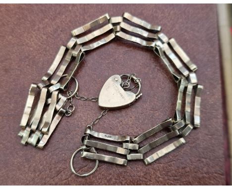 9ct Gold Padlock Gate Bracelet - 6g weight
