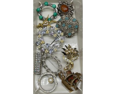 A Small quantity of vintage brooches to include gold tone fern brooch with pearl design. 