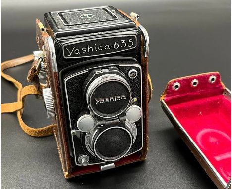 Vintage Yashica Flex 635 camera and carry case. 