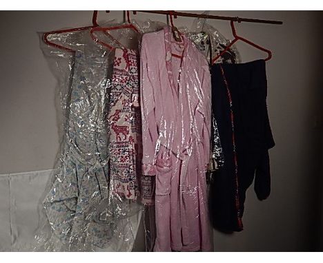 5 Dressing gowns to include vintage St Michael 