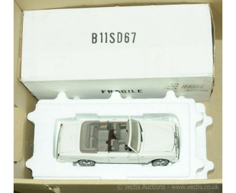 Franklin Mint (1/24th scale) Rolls Royce 1992 Corniche Mark IV - finished in off white, chrome trim, whitewall tyres - Near M