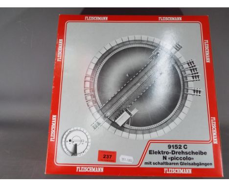 Fleischmann - A Fleischmann N gauge 'Electric Turntable' # 9152C, item appears M in original packaging.