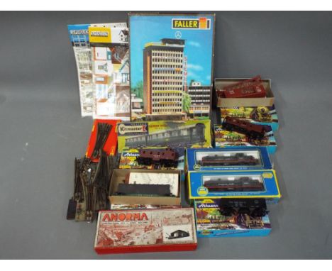 AHM, Athearn, Hornby, Faller Liliput - Two boxed AHM HO / OO scale Southern Pacific US Locomotives (one dummy engine) in Fair