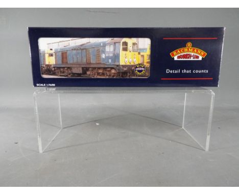 Bachmann Branch Line - an OO gauge class 20 diesel locomotive with indicator discs, BR green, op no D8000, green livery, # 32