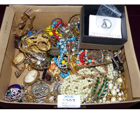 A box of costume jewellery including silver rings, silver abalone brooch, pewter brooch, Cameo brooch etc.