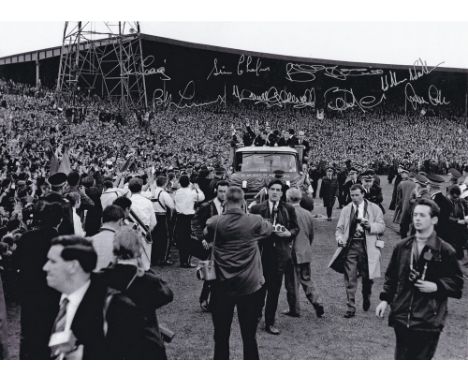 Autographed Celtic 12 X 8 Photo - B/W, Depicting A Wonderful Image Showing Celtic Players Parading The European Cup Around A 