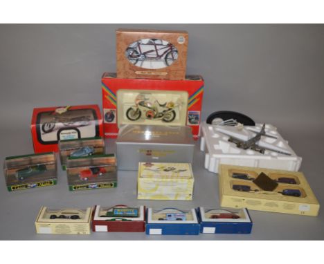 A mixed lot of boxed diecast models in various scales including a Franklin Mint B-17G Flying Fortress in 1:96 scale along wit