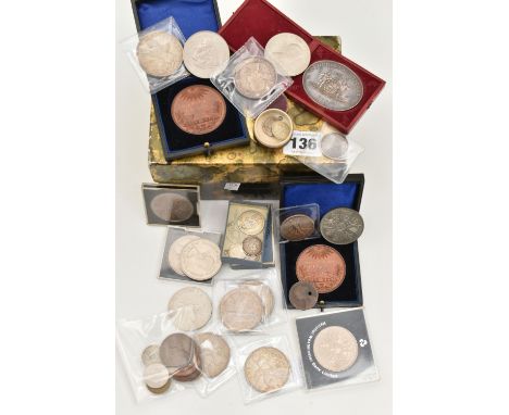 A SMALL BOX OF MIXED COINS TO INCLUDE FIVE (5) GEORGE V GOOD GRADE 1935 CROWN COINS, other coins some silver, a white metal L