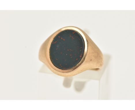 A YELLOW METAL BLOODSTONE SIGNET RING, of an oval form, set with a polished bloodstone inlay, to a polished band, stamped 9.3