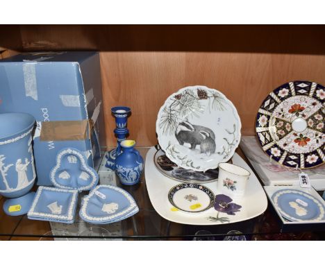 A GROUP OF DECORATIVE CERAMICS to include a group of Wedgwood 'Jasperware' items comprising a boxed vase, height 19cm, five t