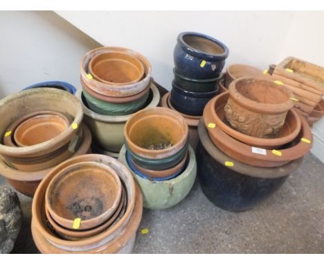 A LARGE QUANTITY OF CERAMIC PLANT POTS