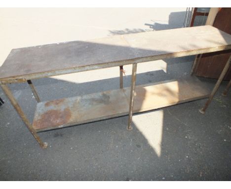 A LARGE METAL WORK BENCH / TABLE