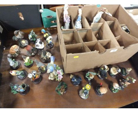 TWO TRAYS OF CERAMIC BIRDS AND FIGURINES TO INC COUNTRY ARTISTS