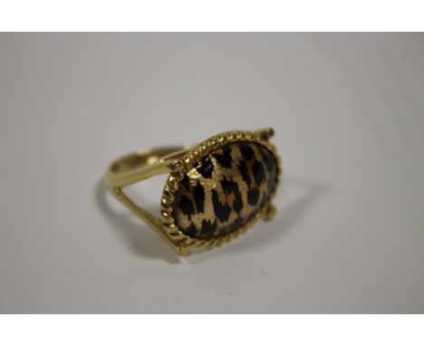 AN UNUSUAL HALLMARKED 9CT GOLD ENAMEL LEOPARD PRINT HIGH GALLERY RING