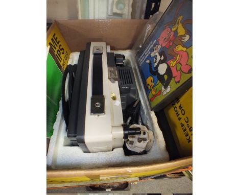 A VINTAGE FUJICA SCOPE M25 PROJECTOR WITH FILM 