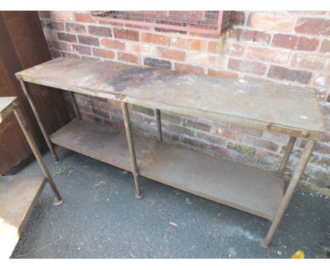 A LARGE METAL WORK BENCH / TABLE