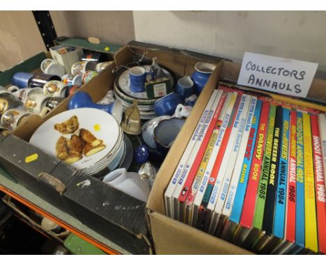 A TRAY OF ASSORTED CERAMICS TO INCLUDE COLLECTORS PLATES, CARLTONWARE TOGETHER WITH A TRAY OF MUGS TO INCLUDE COMMEMORATIVE E