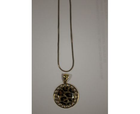 AN UNUSUAL 9CT GOLD ENAMEL LEOPARD PRINT PENDANT