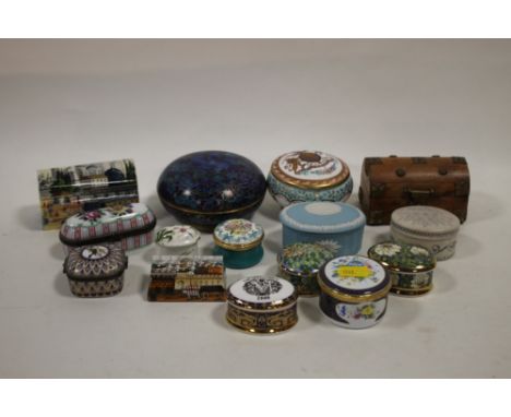 A QUANTITY OF TRINKET BOXES TO INC SPODE, ENAMEL EXAMPLES ETC