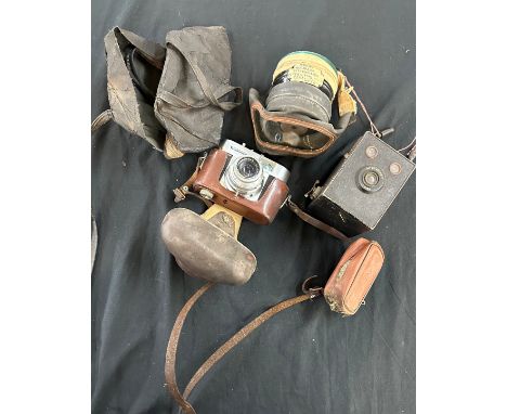 Selection of vintage items to include a Voigtlander German camera, Brownie Junior camera and a WW2 gas mask