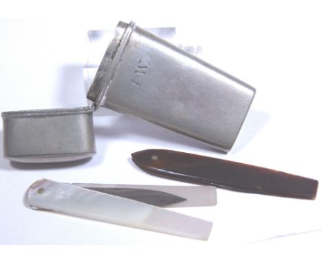 Unusual white metal container holding two folding penknives, one mother of pearl, one tortoiseshell, H: 7 cm 