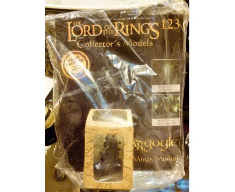 Full set of hand painted scale Lord of the Rings figures cast in lead collectors models by Eaglemoss publications; 180 figure