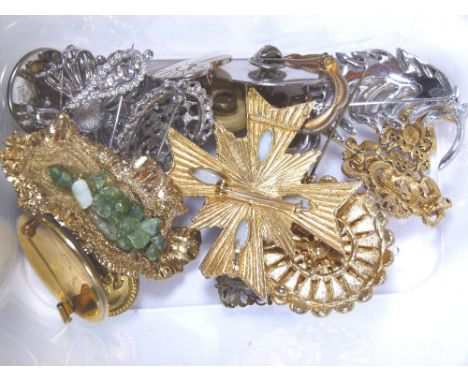 Collection of mixed vintage brooches