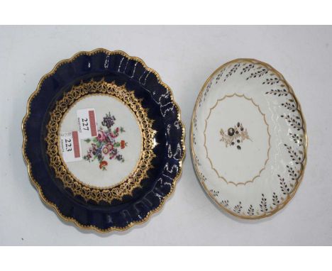 A first period Worcester dish of scalloped circular form, the centre hand-painted with flowers in a cobalt blue border, heigh