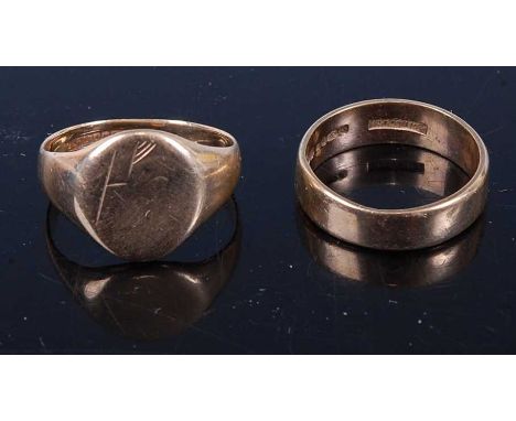 A gent's 9ct gold signet ring, 4.6g, size R; together with a 9ct gold wedding band, 3.9g (2)