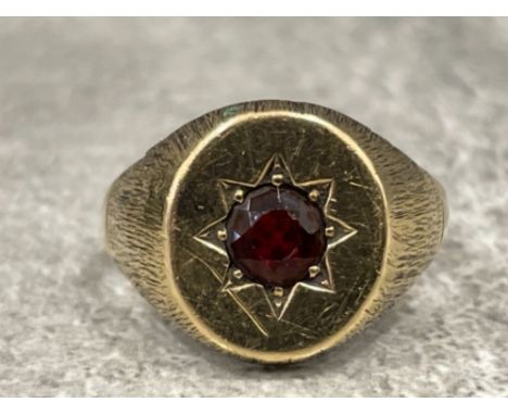 Gents 9ct gold Garnet signet ring. 5.1g size S