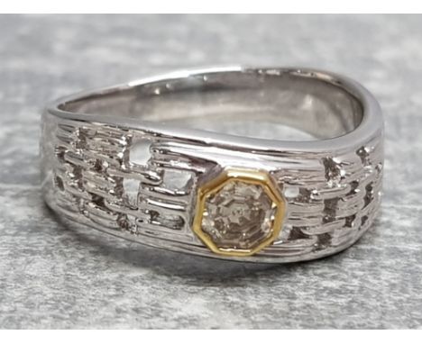 18ct white gold diamond ring, featuring a round Brilliant cut diamond set in the centre in a rim of yellow gold, with cut out