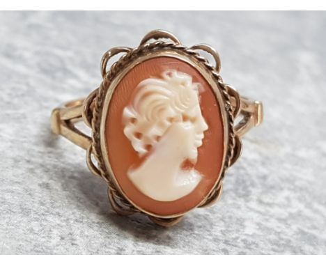 Ladies 9ct yellow gold cameo ring with fancy edge, 3.7g, size N
